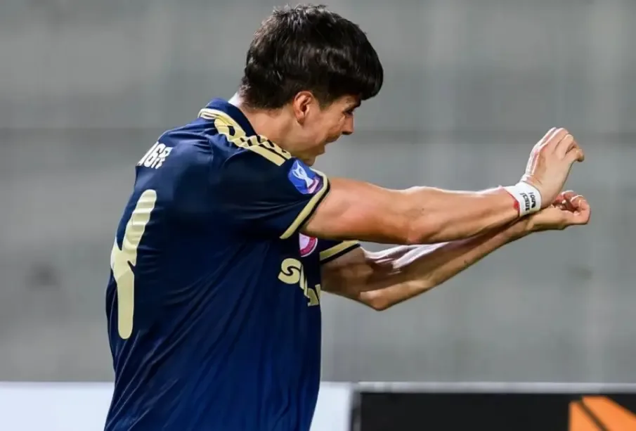 Armando González anota su primer gol en Europa con el Olympiacos