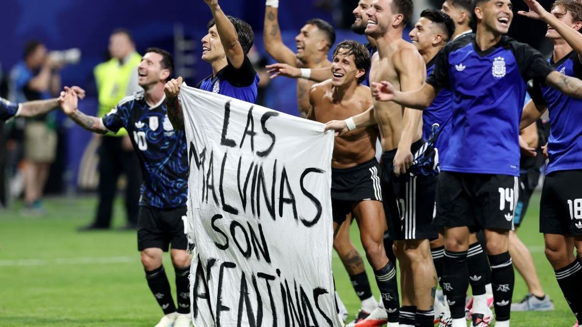 Argentina podría recibir una sanción de la FIFA por exhibir una manta sobre las Malvinas