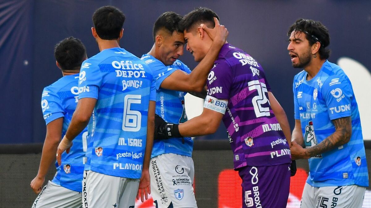 ¡CÓMO EL 'CONEJO' PÉREZ! Carlos Moreno anota de cabeza y rescata el empate para Pachuca